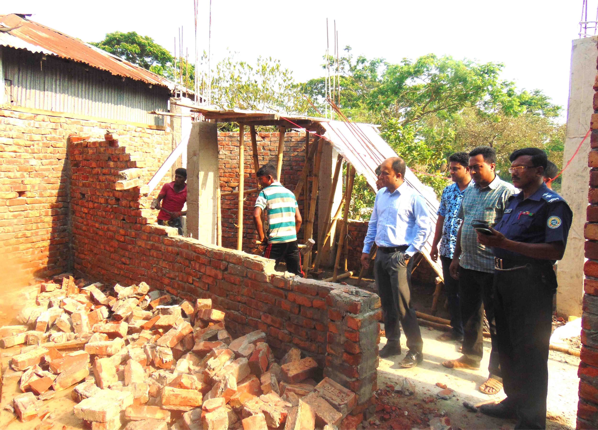 লালমোহনে খালের উপরের অবৈধ স্থাপনা উচ্ছেদ
