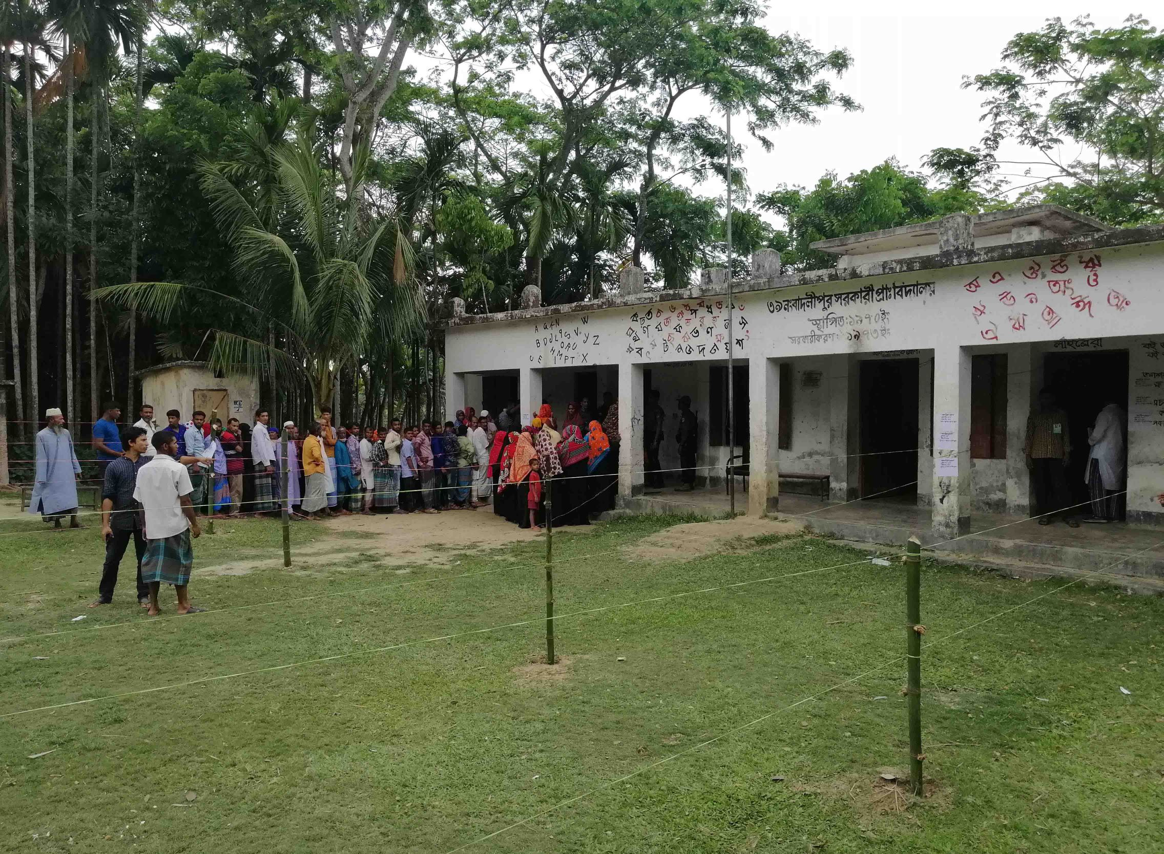 তজুমদ্দিনে উৎসব মুখর  পরিবেশে ভোট গ্রহন