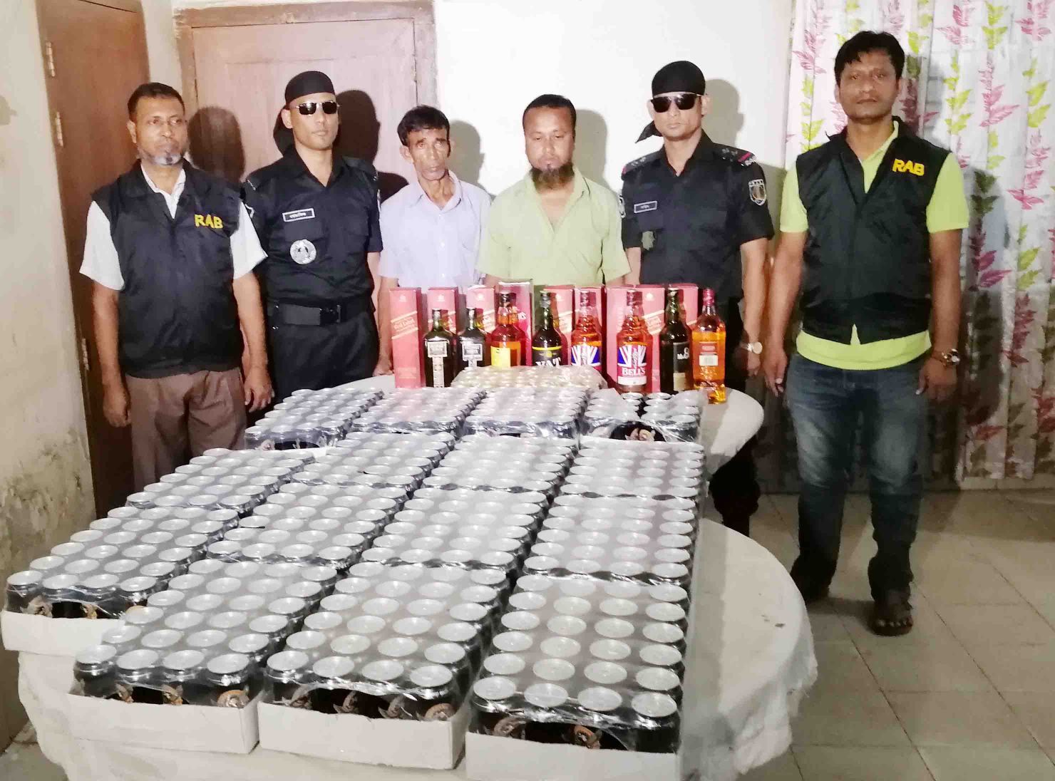 ভোলা ক্লাব থেকে বিপুল পরিমান বিয়ার  ও বিদেশি মদসহ ২ জন আটক