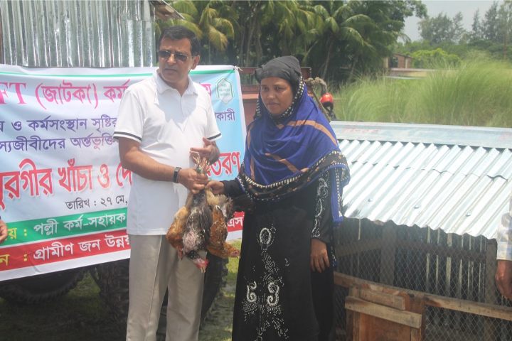 ভোলায় মৎস্যজীবী পরিবারের মধ্যে বিনা মূল্যে দেশী মুরগী ও খাঁচা বিতরন