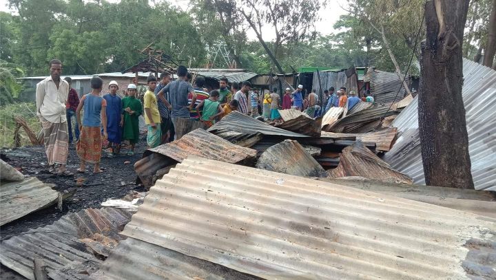 ভোলায় অগ্নিকান্ডে ১৬ দোকান পুড়ে কোটি টাকার ক্ষয়-ক্ষতি