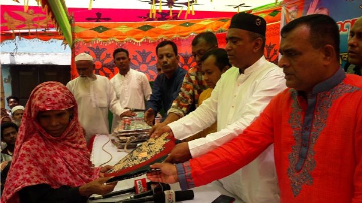 দৌলতখানে দুস্থদের মাঝে এমপি মুকুলের শাড়ী বিতরণ