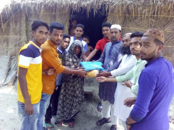 মনপুরায় ঈদের সেমাই ও শাড়ি পেয়ে ২৭ হতদরিদ্র পরিবারে আনন্দ