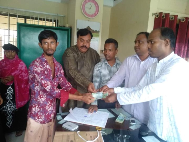 ট্রলার ডুবিতে নিহত চরফ্যাসনের ৭ জেলের দাফন সম্পন্ন প্রতি পরিবারকে আর্থিক অনুদান প্রদান