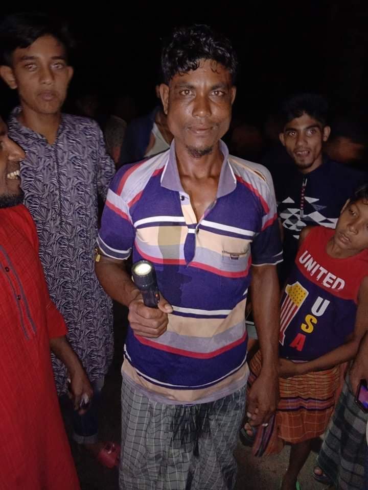 চরফ্যাশনে পুকুরে অলৌকিক আলোর ঝলকানি পাওয়া গেল জলন্ত টর্চ লাইট