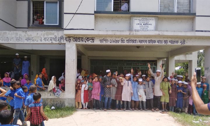 তজুমদ্দিনে নিয়মিত ক্লাশের দাবীতে শিক্ষার্থীদের বিক্ষোভ