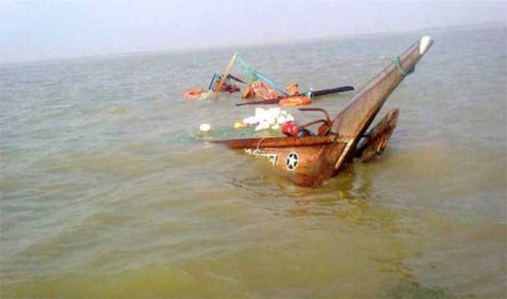 সাগরে ঝড়ের কবলে পড়ে চরফ্যাসনের ৪০ জেলেসহ ৩ ট্রলার ডুবি ,১৩ জেলে উদ্ধার,২৭ জেলে নিখোঁজ