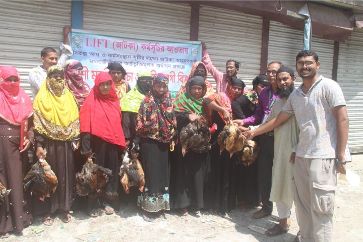 ভোলার পরানগঞ্জে দেশী মুরগী ও খাঁচা বিতরন
