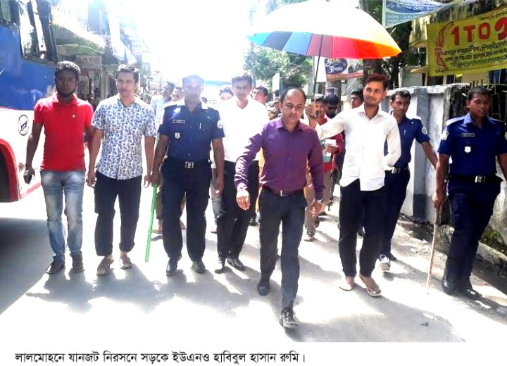 লালমোহনে ফের যানজট নিরসনে সড়কে ইউএনও!