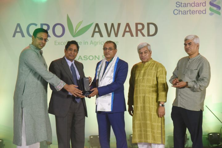 ভোলার গ্রামীন জন উন্নয়ন সংস্থার পরিচালক মহিনকে অ্যাওয়ার্ড দিলেন কৃষি মন্ত্রী