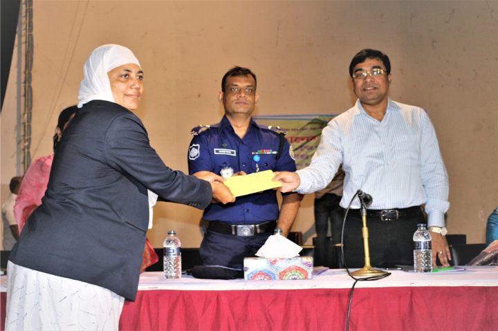 ভোলায় ১৬০ টি মহিলা সমিতির মাঝে সাড়ে ২৮ লাখ টাকার চেক বিতরণ