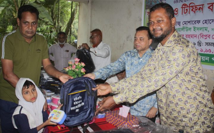 ভোলার বাপ্তায় স্কুল ব্যাগ ও টিফিন বক্স বিতরণ