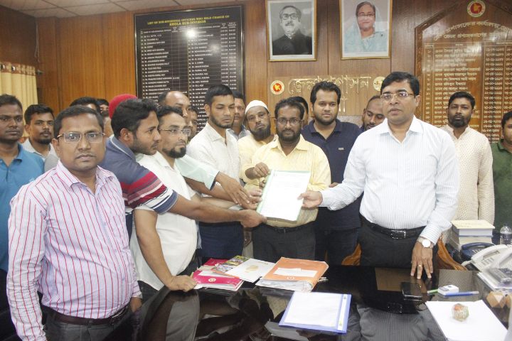 ভোলায় ৮ দফা দাবিতে কর্মচারি অধিকার ফোরামের স্মারকলিপি প্রদান