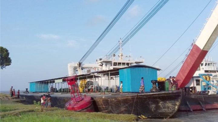 অবশেষে চরফ্যাশনের ঘাটে ষ্টিমার পন্টুন স্থাপন