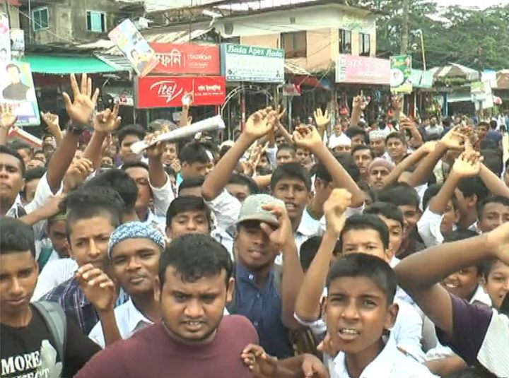 লালমোহনে বাসের চাপায় স্কুল ছাত্র নিহত ,প্রতিবাদে বিক্ষোভ ভাংচুর