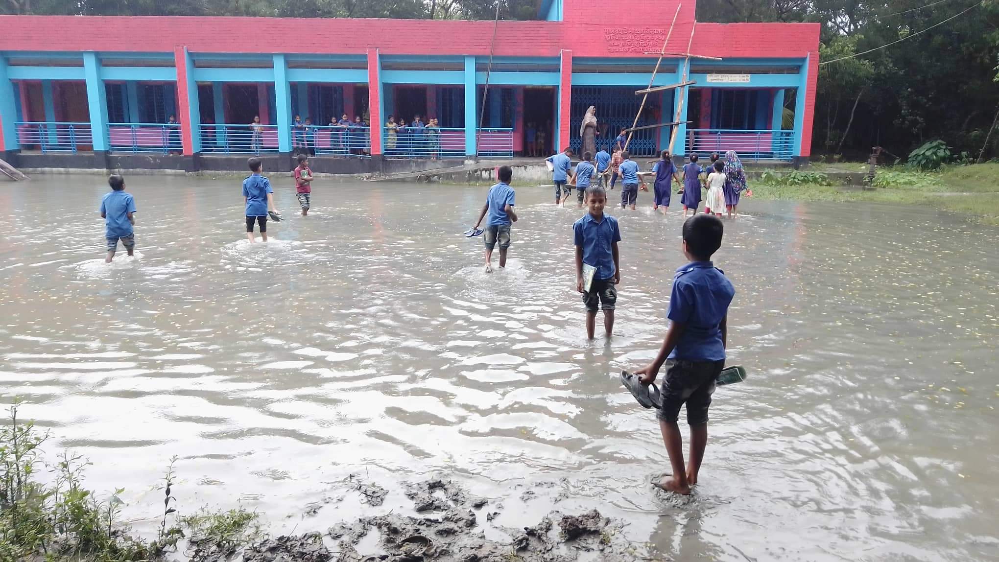 মনপুরা দাসেরহাট স: প্রা: বিদ্যালয়ের মাঠে বৃষ্টির পানিতে জলাবদ্ধতা