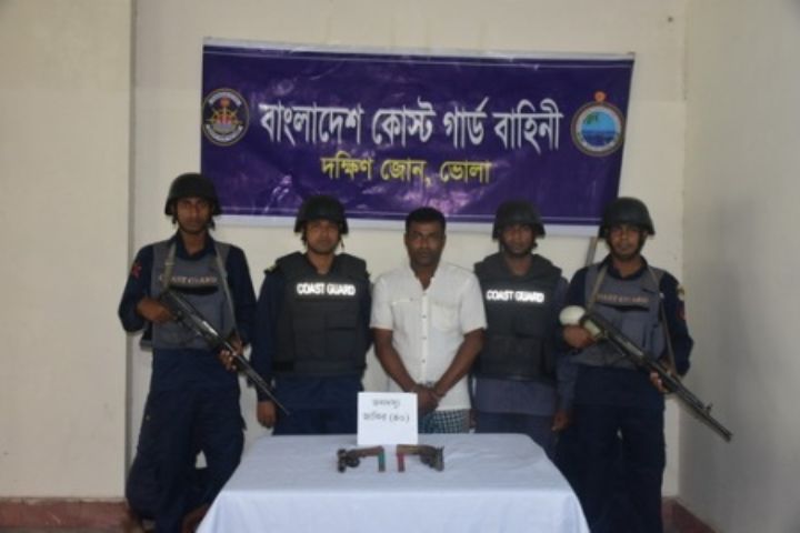 ভোলায় অস্ত্র ও গুলিসহ জলদস্যু জাকির গ্রেফতার