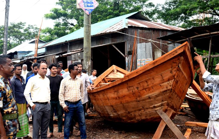 লালমোহনে সড়ক দখলকারী ও কড়াত কল আইন লঙ্ঘনকারীদের বিরুদ্ধে অভিযান