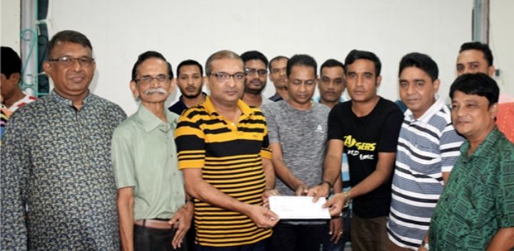 ভোলা পৌরসভার পক্ষ থেকে ১৬  পূজা মন্ডপে আর্থিক অনুদান প্রদান