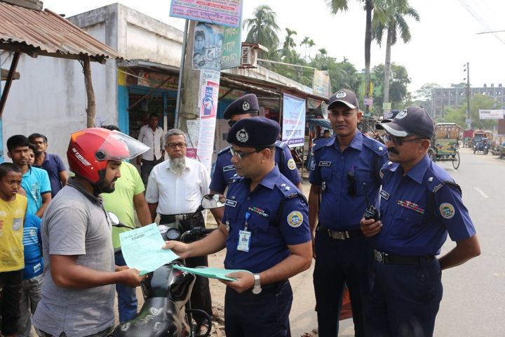 ভোলায় নতুন সড়ক আইন সর্ম্পকে সচেতন করতে লিফলেট বিতরন