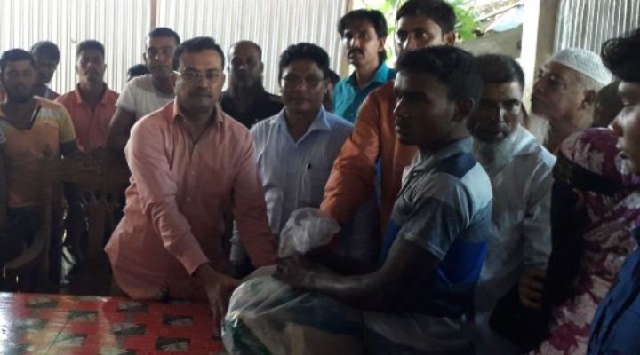 ভোলার মাঝের চরের ক্ষতিগ্রস্তদের মধ্যে খাদ্য সামগ্রী বিতরণ