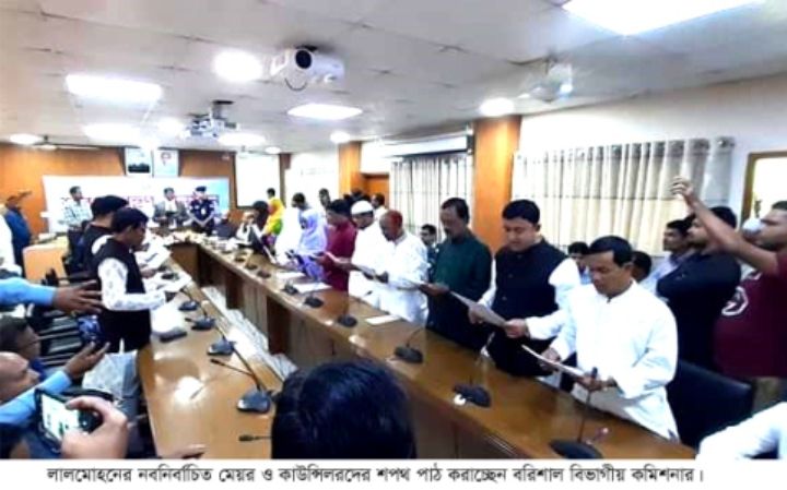 লালমোহন পৌরসভার নব নির্বাচিত মেয়র কাউন্সিলরদের শপথ গ্রহণ