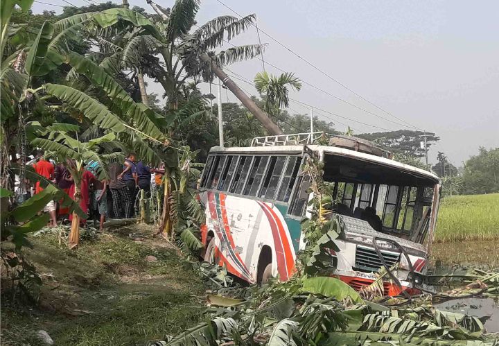 লালমোহনে যাত্রীবাহী বাস ধান ক্ষেতে