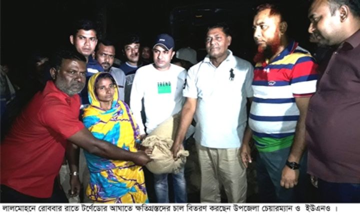 লালমোহনে টর্ণেডোর আঘাতে অর্ধ শতাধিক ঘর বিধ্বস্ত