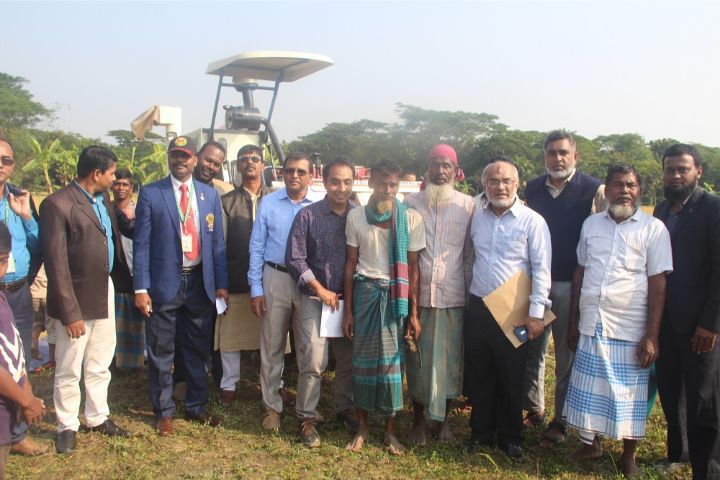 বোরহানউদ্দিনে কম্বাইন্ড হারবেস্টর মেশিন দিয়ে ধান কাটার উপর মাঠ দিবস