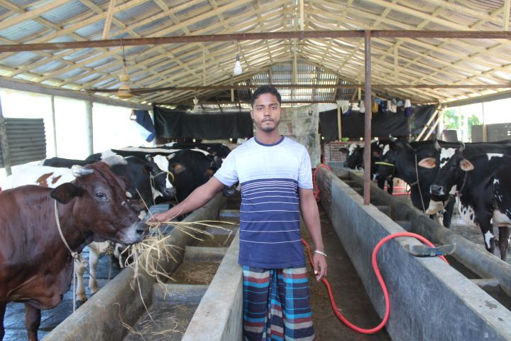 ভোলায় গরু পালন করে স্বাবলম্বী এক কিশোর
