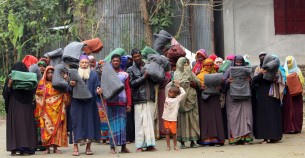 ভোলার রাজাপুর ভাঙন কবলিত পরিবারের মাঝে শীত বস্ত্র বিতরণ