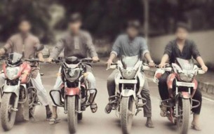 ভোলায় বেপরোয়া গতিতে কিশোর গ্রুপের মোটরসাইকেল মহড়া,আতংকিত পথচারি