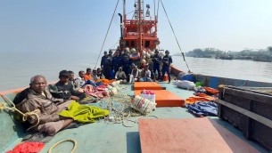 ভোলায় চোরাই শাড়িসহ ট্রলার জব্দ ৪ ভারতীয়সহ ১৫ জন আটক