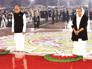 একুশের প্রথম প্রহরে  ভাষা শহীদদের প্রতি রাষ্ট্রপতি ও প্রধানমন্ত্রীর শ্রদ্ধা নিবেদন