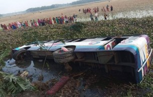 চরফ্যাসনে যাত্রীবাহী বাস খাদে পড়ে আহত ৩০