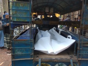 আদালতের নির্দেশে  দৌলতখানে কবর থেকে গৃহবধূ লাইজুর লাশ উত্তোলন