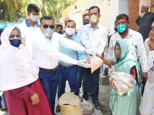 দৌলতখানে খেটে খাওয়া মানুষের বাড়ীতে খাদ্য সামগ্রী নিয়ে হাজির ইউএনও