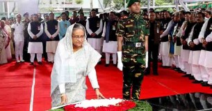 বঙ্গবন্ধুর প্রতিকৃতিতে প্রধানমন্ত্রীর শ্রদ্ধা