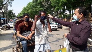 ভোলায় উপকূল ফাউন্ডেশনের ফ্রি মাস্ক বিতরণ