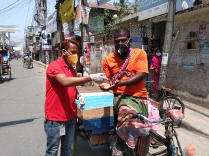 ভোলায় হ্যান্ড স্যানেটাইজার দিয়ে  হাত জীবানুমুক্তকরন কার্যক্রম শুরু