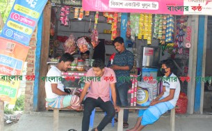 ভোলায় চায়ের দোকানগুলোতে আড্ডায় ব্যস্ত তরুণরা, করোনা নিয়ে হাস্যকর মন্তব্য