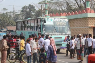 ইলিশায় স্কুল ছাত্রের উপর হামলা প্রতিবাদে ঘন্টাব্যাপী সড়ক অবরোধ
