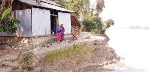 ভোলার পশ্চিম ইলিশায়  খালের পাড় কেটে মাটি বিক্রির অভিযোগ