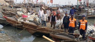 তজুমদ্দিনে ১২টি মাছ  ধরার ট্রলার জব্দ