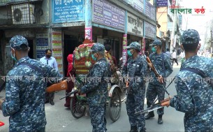সামাজিক দূরত্ব নিশ্চিতে ভোলায় মাঠে নৌবাহিনী, ১০ জনের অর্থদণ্ড
