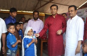 ভোলার চরাঞ্চলের শিশুদের মাঝে পুষ্টিকর  খাদ্য বিতরণ