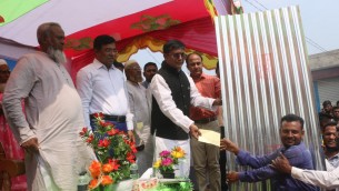 লালমোহনে অগ্নিকান্ডে ক্ষতিগ্রস্থদের মাঝে টিন ও চেক বিতরণ