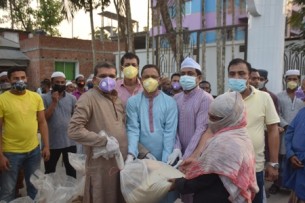 ভোলায় দরিদ্রদের পাশে দাড়ালেন পৌর মেয়র মনিরুজ্জামান