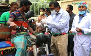 ভোলায় কলেজের শিক্ষার্থীরা তৈরি করছে হ্যান্ড স্যানিটাইজার
