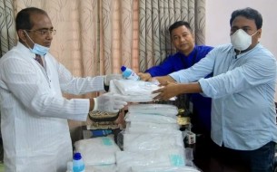 ভোলায় সাংবাদিকদের সুরক্ষায় পিপিই দিলেন এমপি মুকুল